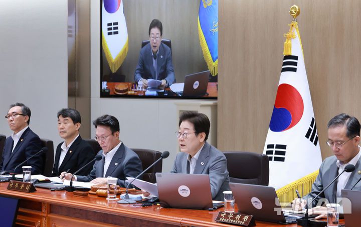 [서울=뉴시스] 최동준 기자 = 이재명 대통령이 15일 서울 용산 대통령실 청사에서 열린 국무회의에서 발언하고 있다. (대통령실통신사진기자단) 2025.07.15. photocdj@newsis.com