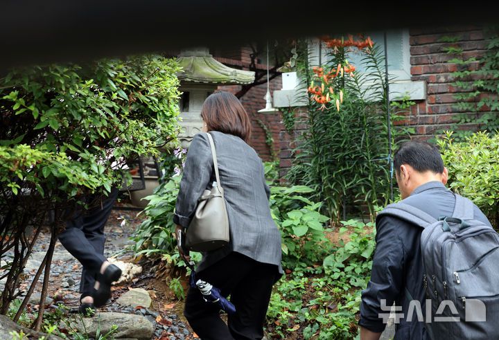 [서울=뉴시스] 김건희 여사 관련 의혹들을 수사하는 민중기 특별검사팀이 지난 7월 15일 서울 역삼동 건진법사 전성배 씨의 법당에 대한 압수수색에 나선 가운데 특검 관계자들이 법당으로 들어가고 있다. (공동취재) photo@newsis.com