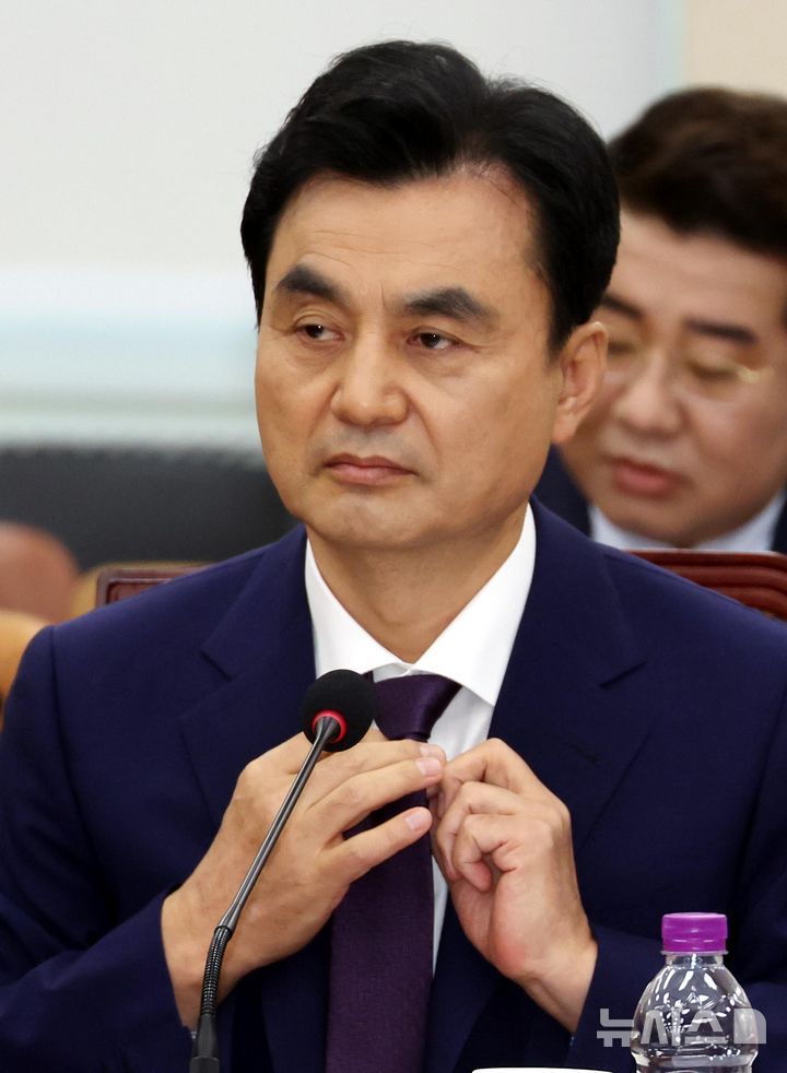 [서울=뉴시스] 조성봉 기자 = 안규백 국방부 장관 후보자가 15일 서울 여의도 국회 국방위원회에서 열린 인사청문회에서 넥타이를 고쳐매고 있다.  2025.07.15. suncho21@newsis.com