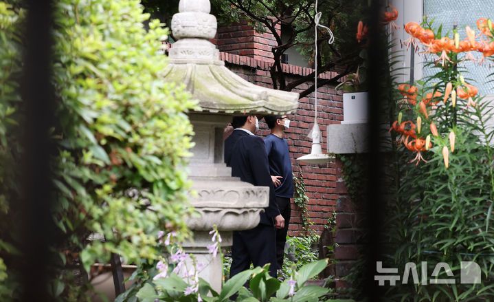 [서울=뉴시스] 김선웅 기자 = 김건희 여사 관련 의혹을 수사하는 민중기 특검팀이 15일 오전 서울 강남구 역삼동에 위치한 건진법사 전성배 씨 법당에 대한 압수수색을 진행 중인 가운데 특검팀 관계자들이 분주하게 움직이고 있다. (공동취재) 2025.07.15. photo@newsis.com