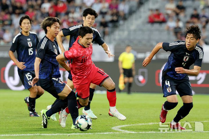 [용인=뉴시스] 김진아 기자 = 15일 경기 용인미르스타디움에서 열린 2025 동아시아축구연맹(EAFF) E-1 챔피언십(동아시안컵) 남자부 한국과 일본의 경기, 한국 이동경이 일본 하야오 가와베의 태클에 걸려 넘어지고 있다. 2025.07.15. bluesoda@newsis.com