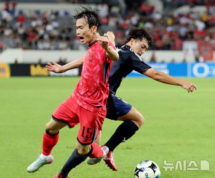[용인=뉴시스] 김진아 기자 = 15일 경기 용인미르스타디움에서 열린 2025 동아시아축구연맹(EAFF) E-1 챔피언십(동아시안컵) 남자부 한국과 일본의 경기, 한국 김문환이 프리킥을 얻어내고 있다. 2025.07.15. bluesoda@newsis.com