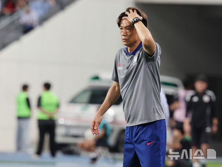 [용인=뉴시스] 김진아 기자 = 15일 경기 용인미르스타디움에서 열린 2025 동아시아축구연맹(EAFF) E-1 챔피언십(동아시안컵) 남자부 한국과 일본 경기, 홍명보 한국대표팀 감독이 경기를 지켜보고 있다. 2025.07.15. bluesoda@newsis.com