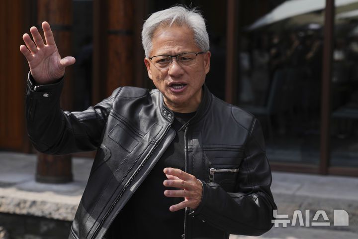 [베이징=AP/뉴시스] 젠슨 황 엔비디아 최고경영자(CEO)가 16일(현지 시간) 중국 베이징에서 열린 제3회 중국 국제 공급망 촉진 박람회(CISCE) 참석 후 만다린 오리엔탈 첸먼 호텔에서 기자회견하고 있다. 2025.07.16.