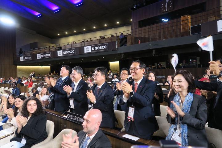 [서울=뉴시스] 15일(현지시간) 프랑스 파리에서 열리고 있는 제47차 세계유산위원회에서  차기 개최국으로 대한민국이 발표되자 축하하는 최응천 국가유산청장(왼쪽에서 세번째) (사진=국가유산청 제공) 2025.07.15. photo@newsis.com *재판매 및 DB 금지