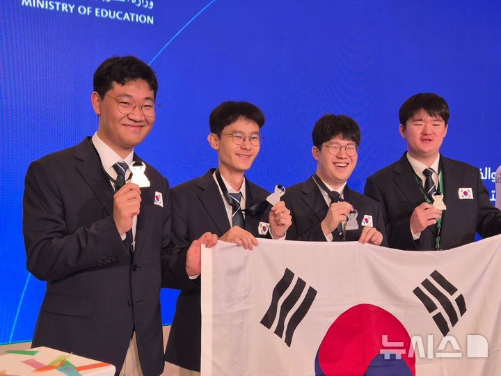 [서울=뉴시스]제57회 국제화학올림피아드에서 메달을 수상한 한국대표단 학생들. 왼쪽부터 김효종, 이예준, 최예준, 심유찬 학생. (사진=과학기술정보통신부 제공)