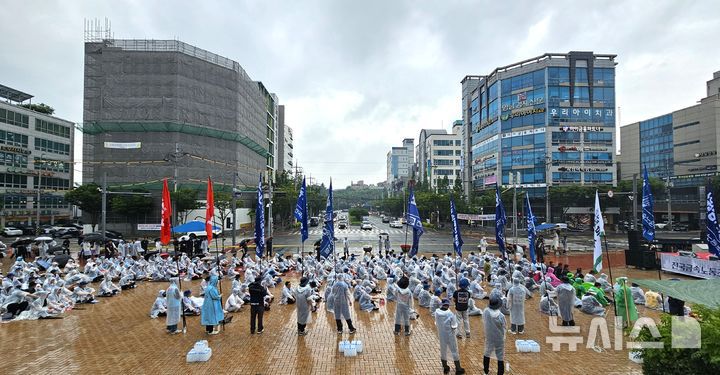 [포항=뉴시스] 송종욱 기자 = 16일 경북 포항시청 광장에서 전국민주노동조합총연맹 포항시지부가 '철강·이차전지 산업 위기 노동자 책임 전가 규탄 대회'를 개최하고 있다. 2025.07.16. sjw@newsis.com