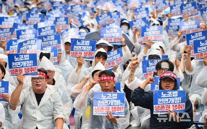 [청주=뉴시스] 서주영 기자 = 민주노총 충북본부가 16일 충북도청 서문 앞 도로에서 총파업대회를 열고 노동자의 기본권 보장을 요구하고 있다. 2025.07.16. juyeong@newsis.com