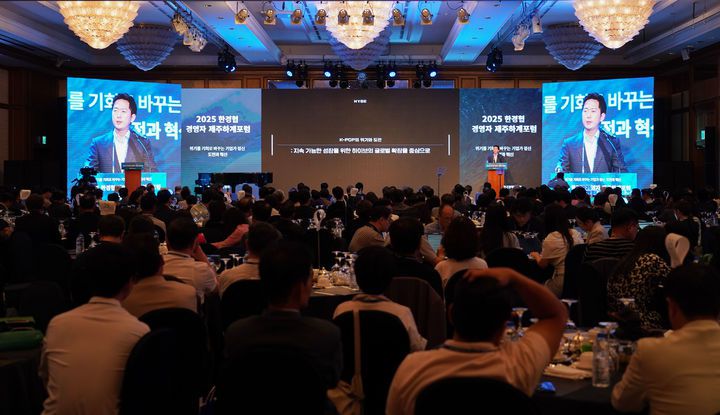 [제주=뉴시스]이재상 하이브 대표가 16일 제주 롯데호텔에서 열린 '2025 한국경제인협회 CEO 제주하계포럼'에 참석해 기조강연을 하고 있다. (사진 = 한경협) photo@newsis.com *재판매 및 DB 금지