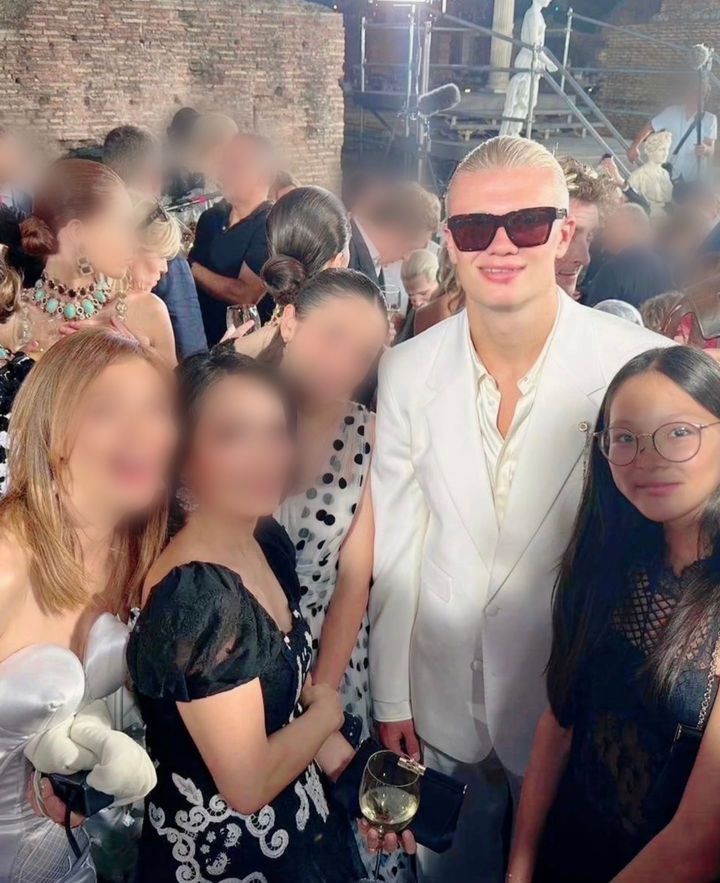 [서울=뉴시스] 이종격투기 선수 추성훈의 딸 추사랑이 세계 최고의 공격수로 꼽히는 엘링 홀란드를 만났다. (사진=추사랑 인스타그램 캡처) 2025.07.17. photo@newsis.com *재판매 및 DB 금지