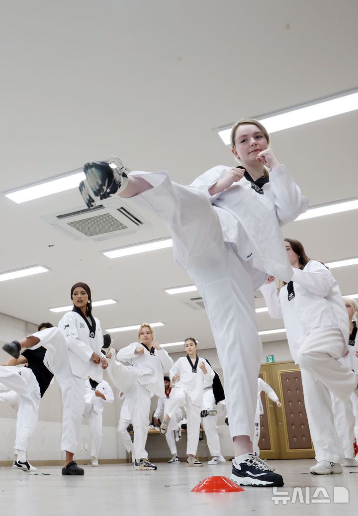 [부산=뉴시스] 하경민 기자 = '2025 부산대학교 서머 스쿨(PNU Summer School)'에 참가한 해외 대학 외국인 학생들이 16일 부산 금정구 부산대학교 학생회관에서 태권도를 배우고 있다.  대만·미국·벨기에·일본·프랑스 등 12개국 17개 해외 유수 명문대학에서 엄선된 50명의 외국인 학생들은 오는 8월1일까지 부산대에서 학점을 취득하면서 집중 한국어 강좌, 전통문화 체험, 지역 현장 학습, 산업체 견학, 문화교류 등에 참여한다. 2025.07.16. yulnetphoto@newsis.com