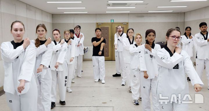 [부산=뉴시스] 하경민 기자 = '2025 부산대학교 서머 스쿨(PNU Summer School)'에 참가한 해외 대학 외국인 학생들이 16일 부산 금정구 부산대학교 학생회관에서 태권도를 배우고 있다.  대만·미국·벨기에·일본·프랑스 등 12개국 17개 해외 유수 명문대학에서 엄선된 50명의 외국인 학생들은 오는 8월1일까지 부산대에서 학점을 취득하면서 집중 한국어 강좌, 전통문화 체험, 지역 현장 학습, 산업체 견학, 문화교류 등에 참여한다. 2025.07.16. yulnetphoto@newsis.com