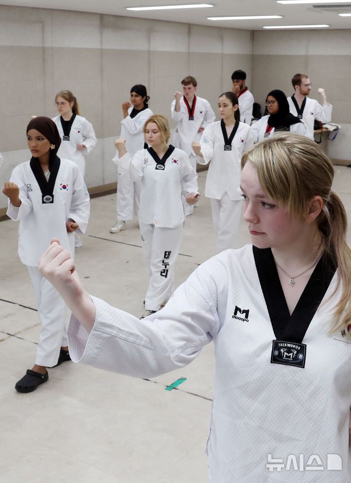 [부산=뉴시스] 하경민 기자 = '2025 부산대학교 서머 스쿨(PNU Summer School)'에 참가한 해외 대학 외국인 학생들이 16일 부산 금정구 부산대학교 학생회관에서 태권도를 배우고 있다.  대만·미국·벨기에·일본·프랑스 등 12개국 17개 해외 유수 명문대학에서 엄선된 50명의 외국인 학생들은 오는 8월1일까지 부산대에서 학점을 취득하면서 집중 한국어 강좌, 전통문화 체험, 지역 현장 학습, 산업체 견학, 문화교류 등에 참여한다. 2025.07.16. yulnetphoto@newsis.com