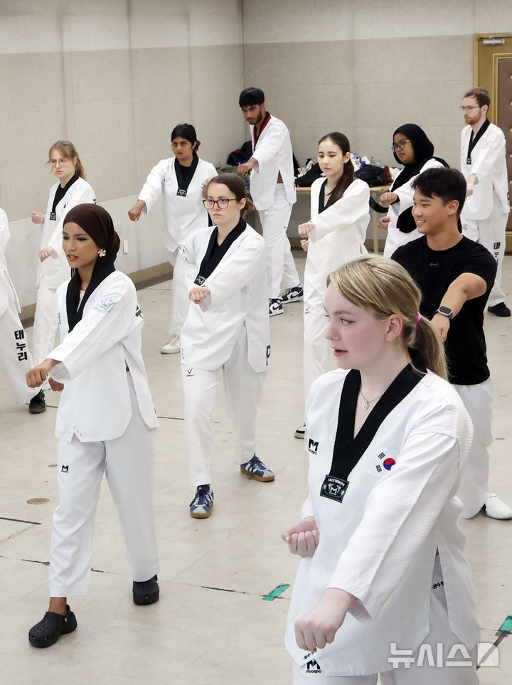 [부산=뉴시스] 하경민 기자 = '2025 부산대학교 서머 스쿨(PNU Summer School)'에 참가한 해외 대학 외국인 학생들이 16일 부산 금정구 부산대학교 학생회관에서 태권도를 배우고 있다.  대만·미국·벨기에·일본·프랑스 등 12개국 17개 해외 유수 명문대학에서 엄선된 50명의 외국인 학생들은 오는 8월1일까지 부산대에서 학점을 취득하면서 집중 한국어 강좌, 전통문화 체험, 지역 현장 학습, 산업체 견학, 문화교류 등에 참여한다. 2025.07.16. yulnetphoto@newsis.com