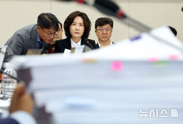 [서울=뉴시스] 고승민 기자 = 이진숙 사회부총리 겸 교육부 장관 후보자가 16일 서울 여의도 국회 교육위원회에서 열린 인사청문회에서 관계자의 얘기를 듣고 있다. 문서는 김대식 국민의힘이 가져온 이 후보자의 지난 논문들. 2025.07.16. kkssmm99@newsis.com