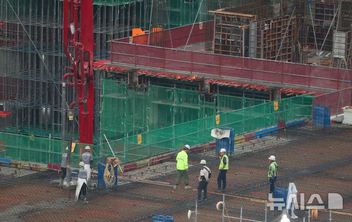 [서울=뉴시스] 황준선 기자 = 사진은 지난해 7월16일 서울 시내 한 공사현장에서 근로자들이 업무를 하고 있는 모습. 2025.07.16. hwang@newsis.com