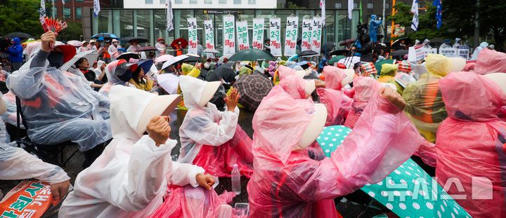 [서울=뉴시스] 김선웅 기자 = 전국민주노동조합총연맹(민주노총)이 16일 서울 여의도 국회의사당 앞에서 2025 총파업 대회를 열고 노조법 2·3조 개정, 윤석열 정부 반 노동정책 폐기, 노·정 교섭 쟁취 등을 촉구하고 있다. 2025.07.16. mangusta@newsis.com