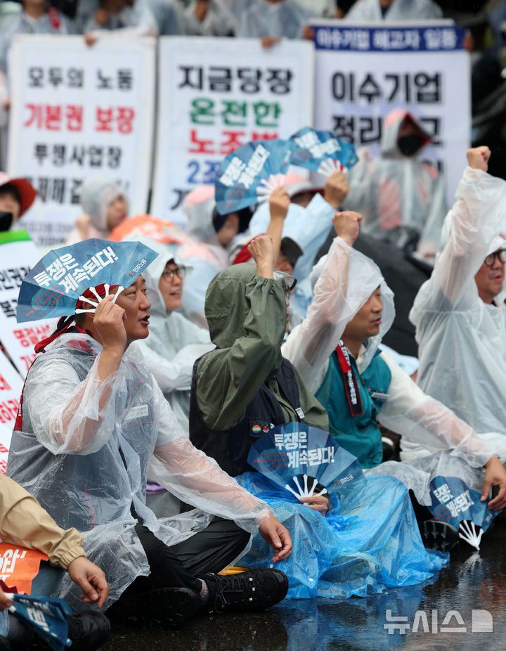 [서울=뉴시스] 김선웅 기자 = 양경수(왼쪽) 위원장을 비롯한 전국민주노동조합총연맹(민주노총) 조합원들이 16일 서울 여의도 국회의사당 앞에서 2025 총파업 대회를 열고 노조법 2·3조 개정, 윤석열 정부 반 노동정책 폐기, 노·정 교섭 쟁취 등을 촉구하고 있다. 2025.07.16. mangusta@newsis.com