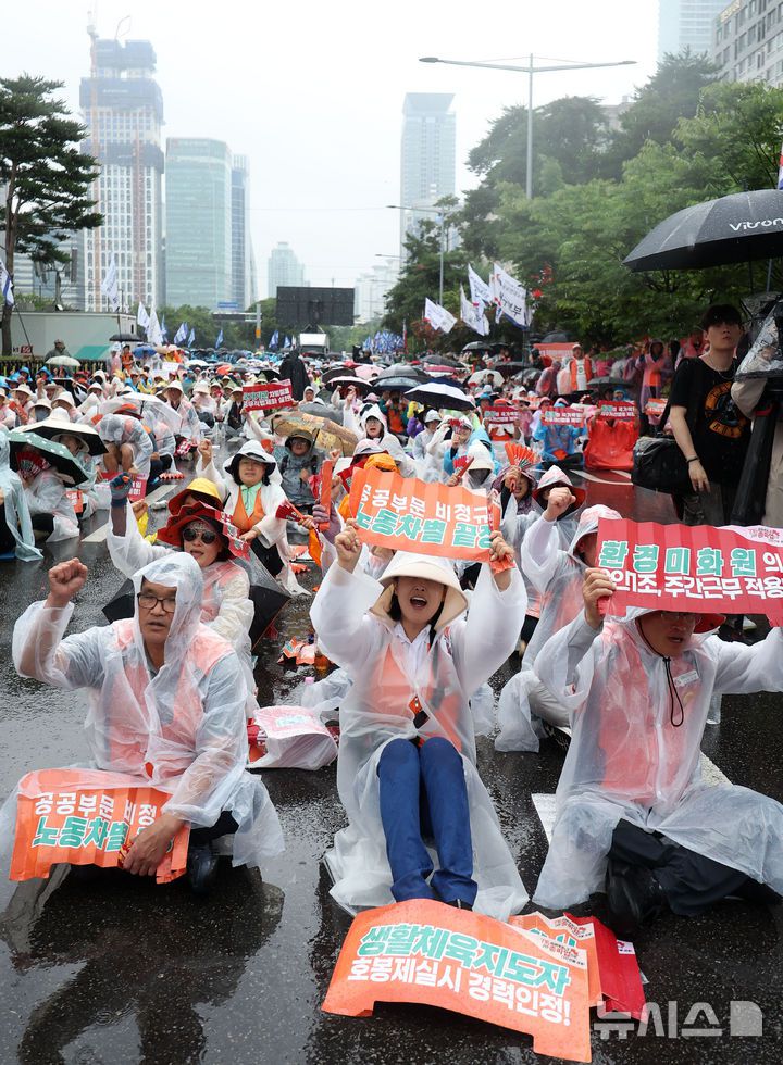 [서울=뉴시스] 김선웅 기자 = 전국민주노동조합총연맹(민주노총)이 16일 서울 여의도 국회의사당 앞에서 2025 총파업 대회를 열고 노조법 2·3조 개정, 윤석열 정부 반 노동정책 폐기, 노·정 교섭 쟁취 등을 촉구하고 있다. 2025.07.16. mangusta@newsis.com