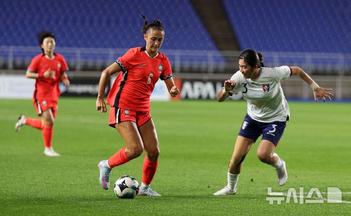[수원=뉴시스] 김선웅 기자 = 16일 경기 수원시 수원월드컵경기장에서 열린 2025 동아시아축구연맹(EAFF) E-1 챔피언십(동아시안컵) 여자부 대한민국 vs 대만 경기, 케이시 유진 페어가 골대를 향해 달리고 있다. 2025.07.16. mangusta@newsis.com