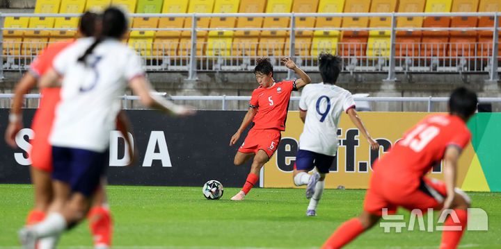 [수원=뉴시스] 김선웅 기자 = 16일 경기 수원시 수원월드컵경기장에서 열린 2025 동아시아축구연맹(EAFF) E-1 챔피언십(동아시안컵) 여자부 대한민국 vs 대만 경기, 고유진이 슛을 하고 있다. 2025.07.16. mangusta@newsis.com