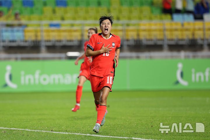 [수원=뉴시스] 김선웅 기자 = 16일 경기 수원시 수원월드컵경기장에서 열린 2025 동아시아축구연맹(EAFF) E-1 챔피언십(동아시안컵) 여자부 대한민국 vs 대만 경기, 패널티킥으로 득점에 성공한 지소연이 포효하고 있다. 2025.07.16. mangusta@newsis.com