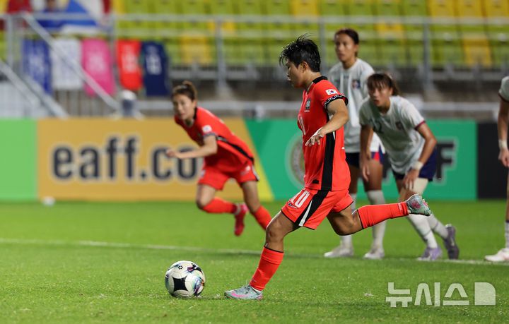 [수원=뉴시스] 김선웅 기자 = 16일 경기 수원시 수원월드컵경기장에서 열린 2025 동아시아축구연맹(EAFF) E-1 챔피언십(동아시안컵) 여자부 대한민국 vs 대만 경기, 지소연이 패널티킥을 넣고 있다. 2025.07.16. mangusta@newsis.com