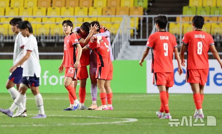 [수원=뉴시스] 김선웅 기자 = 16일 경기 수원시 수원월드컵경기장에서 열린 2025 동아시아축구연맹(EAFF) E-1 챔피언십(동아시안컵) 여자부 대한민국 vs 대만 경기, 2-0으로 승리하며 대회 우승을 확정한 선수들이 기뻐하고 있다. 2025.07.16. mangusta@newsis.com
