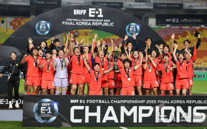 [수원=뉴시스] 김선웅 기자 = 16일 경기 수원시 수원월드컵경기장에서 열린 2025 동아시아축구연맹(EAFF) E-1 챔피언십(동아시안컵) 여자부 시상식에서 우승국 대한민국 여자 축구대표팀 선수들이 트로피를 들고 기뻐하고 있다. 2025.07.16. mangusta@newsis.com