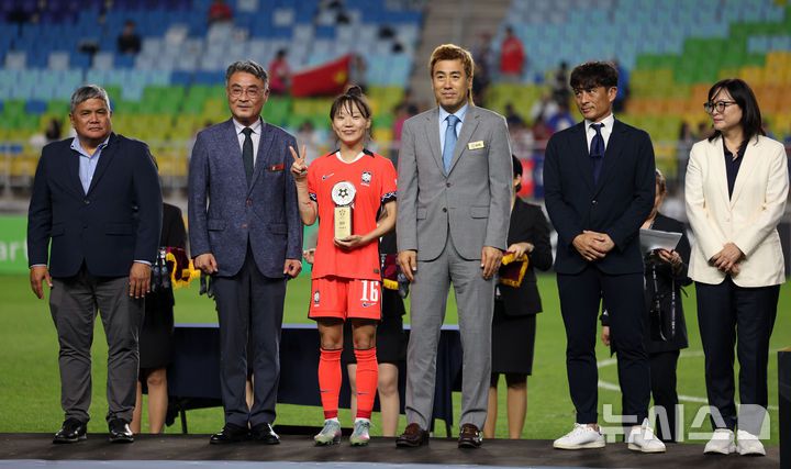 [수원=뉴시스] 김선웅 기자 = 16일 경기 수원시 수원월드컵경기장에서 열린 2025 동아시아축구연맹(EAFF) E-1 챔피언십(동아시안컵) 여자부 시상식에서 장슬기가 MVP를 수상하고 있다. 2025.07.16. mangusta@newsis.com