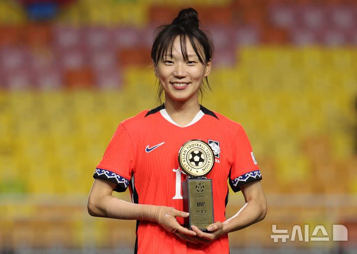 [수원=뉴시스] 김선웅 기자 = 16일 경기 수원시 수원월드컵경기장에서 열린 2025 동아시아축구연맹(EAFF) E-1 챔피언십(동아시안컵) 여자부 시상식에서 장슬기가 MVP를 수상하고 있다. 2025.07.16. mangusta@newsis.com