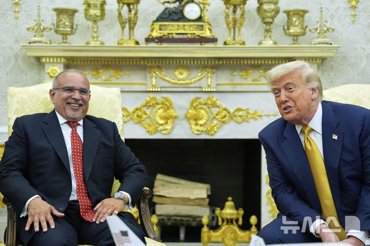 [워싱턴=AP/뉴시스] 도널드 트럼프(오른쪽) 미국 대통령이 16일(현지 시간) 백악관 집무실에서 살만 빈 하마드 알 칼리파 바레인 왕세자 겸 총리와 회담하고 있다. 빈 하마드 총리는 미국에 170억 달러(약 24조 원) 규모의 투자를 하겠다고 밝혔다. 트럼프 대통령은 이게 감사한다며 여러 중동 국가도 미국에 투자하길 바란다고 말했다. 2025.07.17.