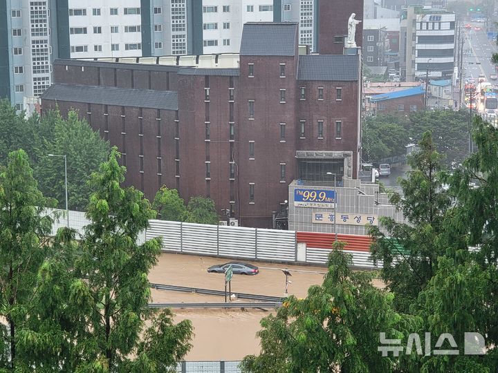 [광주=뉴시스] 이영주 기자 = 광주지역에 시간당 86㎜ 비가 쏟아진 17일 오후 광주 북구 호남고속도로 동광주IC(광주 각화동 방면 출구)가 빗물에 침수돼있다. 2025.07.17. leeyj2578@newsis.com