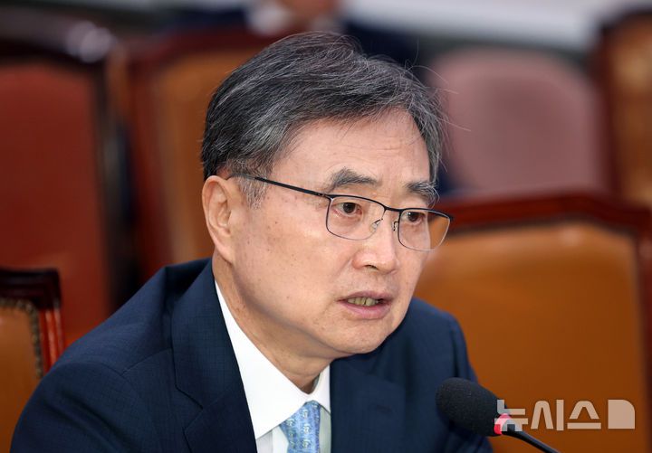 [서울=뉴시스] 고승민 기자 = 조현 외교부 장관 후보자가 17일 서울 여의도 국회 외교통일위원회에서 열린 인사청문회에서 의원 질의에 답하고 있다. 2025.07.17. kkssmm99@newsis.com