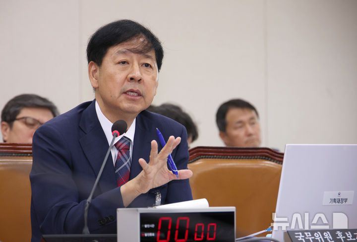 [서울=뉴시스] 김금보 기자 = 구윤철 경제부총리 겸 기획재정부 장관 후보자가 17일 서울 여의도 국회 기획재정위원회에서 열린 인사청문회에서 질의에 답하고 있다. 2025.07.17. kgb@newsis.com
