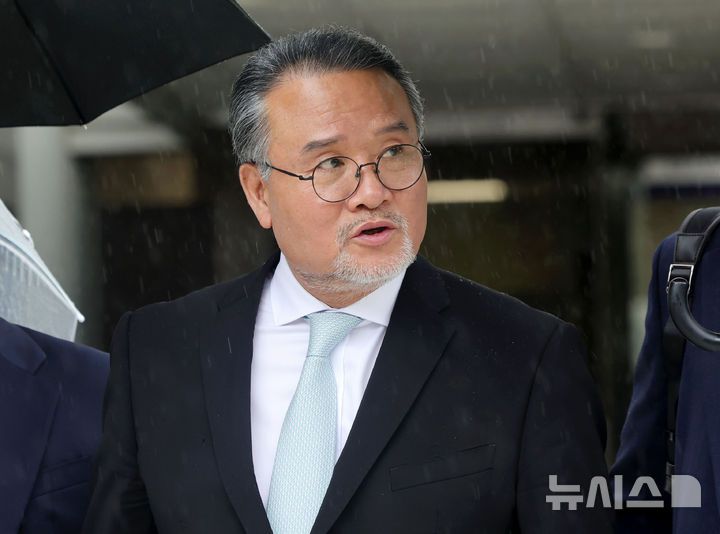 [서울=뉴시스] 홍효식 기자 = 이일준 삼부토건 회장이 17일 오후 서울 서초구 서울중앙지방법원에서 열린 구속 전 피의자 심문에 출석한 뒤 법원을 나서고 있다. 2025.07.17. yesphoto@newsis.com