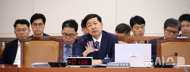[서울=뉴시스] 김금보 기자 = 구윤철 경제부총리 겸 기획재정부 장관 후보자가 17일 서울 여의도 국회 기획재정위원회에서 열린 인사청문회에서 질의에 답하고 있다. 2025.07.17. kgb@newsis.com