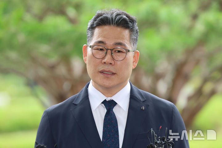 [서울=뉴시스] 권창회 기자 =백해룡 전 영등포경찰서 형사과장(경정)이  임은정 동부지검장과 비공개 면담을 위해 지난 7월 17일 서울 송파구 서울동부지방검찰청으로 들어가며 취재진 질의에 답하고 있다. 2025.07.17. kch0523@newsis.com
