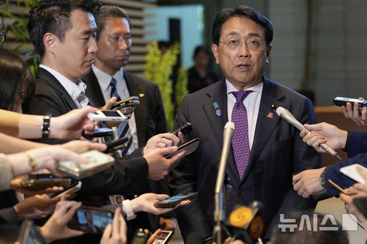 [도쿄=AP/뉴시스]미국과의 관세 협상을 담당하고 있는 아카자와 료세이(赤?亮正) 경제재정·재생상이 4일 관세를 둘러싼 각료급 협의를 위해 하네다 공항에서 미국으로 출발했다. 사진은 아카자와 재생상이 지난 7월 18일 도쿄에서 기자회견을 하고 있는 모습.  2025.09.04.