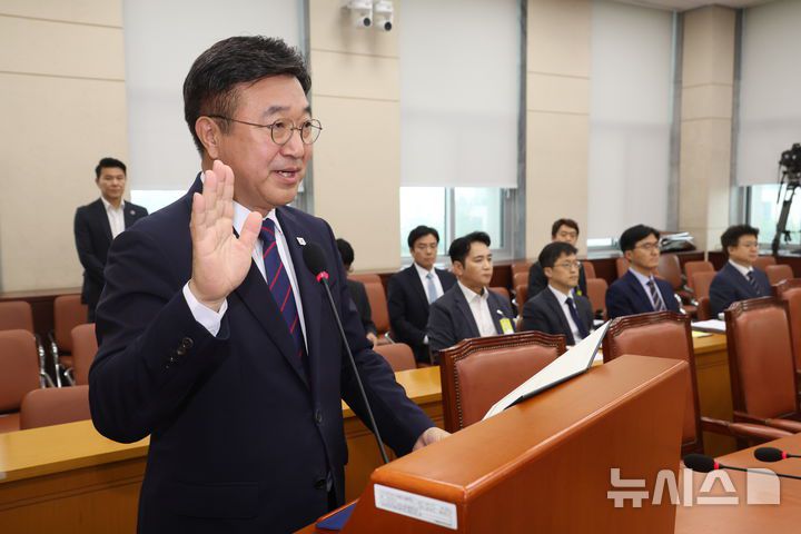 [서울=뉴시스] 조성봉 기자 = 윤호중 행정안전부 장관 후보자가 18일 서울 여의도 국회 행정안전위원회에서 열린 인사청문회에서 선서를 하고 있다. 2025.07.18. suncho21@newsis.com