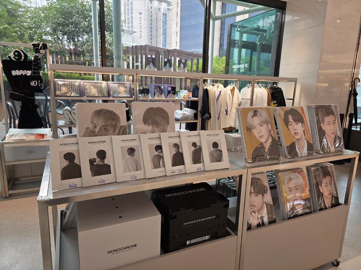 [서울=뉴시스] 이주혜 기자 = 18일 서울 중구 신세계면세점 명동점 11층 '스페이스 오브 BTS(SPACE OF BTS)' 매장에 BTS 굿즈가 진열돼 있다. 2025.07.18. *재판매 및 DB 금지