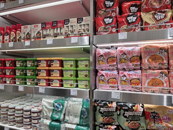 [서울=뉴시스] 이주혜 기자 = 18일 서울 중구 신세계면세점 명동점 11층 '테이스트 오브 신세계(TASTE OF SHINSEGAE)'에 상품이 진열돼 있다. 2025.07.18. *재판매 및 DB 금지