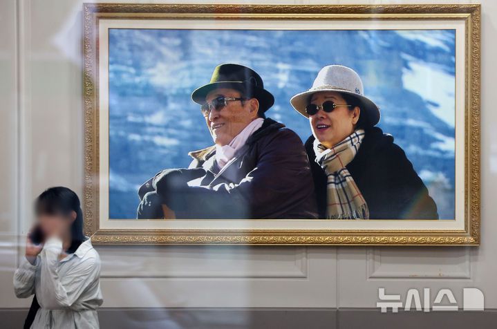 [서울=뉴시스] 배훈식 기자 = 김건희 여사 의혹을 수사하는 민중기 특별검사팀이 통일교 압수수색에 들어간 18일 오전 서울 용산구 통일교(세계평화통일가정연합) 서울본부 로비에 故 문성명 총재와 한학자 총재의 사진이 걸려 있다. 2025.07.18. dahora83@newsis.com