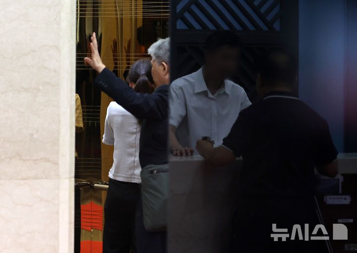 [서울=뉴시스] 배훈식 기자 = 김건희 여사 의혹을 수사하는 민중기 특별검사팀이 통일교 압수수색에 들어간 18일 오전 서울 용산구 통일교(세계평화통일가정연합) 서울본부에서 통일교 관계자들이 승강기를 타고 있다. 2025.07.18. dahora83@newsis.com