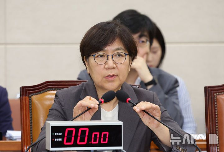 [서울=뉴시스] 고승민 기자 = 정은경 보건복지부 장관 후보자가 18일 서울 여의도 국회 보건복지위원회에서 열린 인사청문회에서 의원 자료요청에 답고 있다. 2025.07.18. kkssmm99@newsis.com