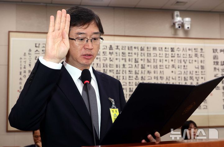 [서울=뉴시스] 조성봉 기자 = 오영준 헌법재판소 재판관 후보자가 18일 서울 여의도 국회 법제사법위원회에서 열린 인사청문회에서 선서를 하고 있다. 2025.07.18. suncho21@newsis.com