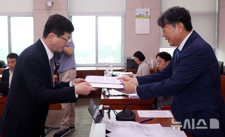 [서울=뉴시스] 조성봉 기자 = 오영준 헌법재판소 재판관 후보자가 18일 서울 여의도 국회 법제사법위원회에서 열린 인사청문회에서 이춘석 법사위원장에게 선서문을 제출하고 있다. 2025.07.18. suncho21@newsis.com