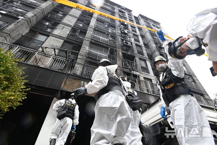 [광명=뉴시스] 김종택 기자 = 경찰과 소방 및 국립과학수사연구원 등 관계자들이 18일 경기 광명시 아파트에서 합동감식을 위해 화재현장으로 이동하고 있다. 앞서 지난 17일 오후 9시5분께 이 아파트 주차장 필로티 천장에서 불이나 1명이 숨지고 64명이 부상을 입었다. 2025.07.18. jtk@newsis.com