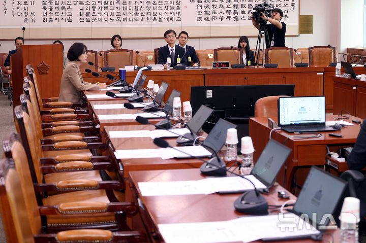 [서울=뉴시스] 조성봉 기자 = 오영준 헌법재판소 재판관 후보자가 18일 서울 여의도 국회 법제사법위원회에서 열린 인사청문회에 출석해 있는 가운데 국민의힘 의원들의 빈자리가 눈에 띄고 있다. 국민의힘 법사위원들은 '무차별적 압수수색 영장남발 협조' 관련 국회의장실 항의방문으로 불참했다. 2025.07.18. suncho21@newsis.com