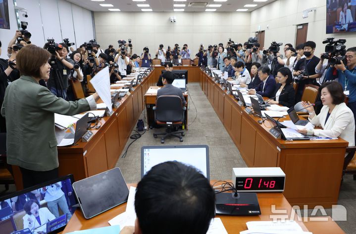 [서울=뉴시스] 고승민 기자 = 김미애 복지위 국민의힘 간사가 18일 서울 여의도 국회 보건복지위원회에서 열린 정은경 보건복지부 장관 후보자 인사청문회에서 자료요청 관련 항의를 하고 있다. 2025.07.18. kkssmm99@newsis.com